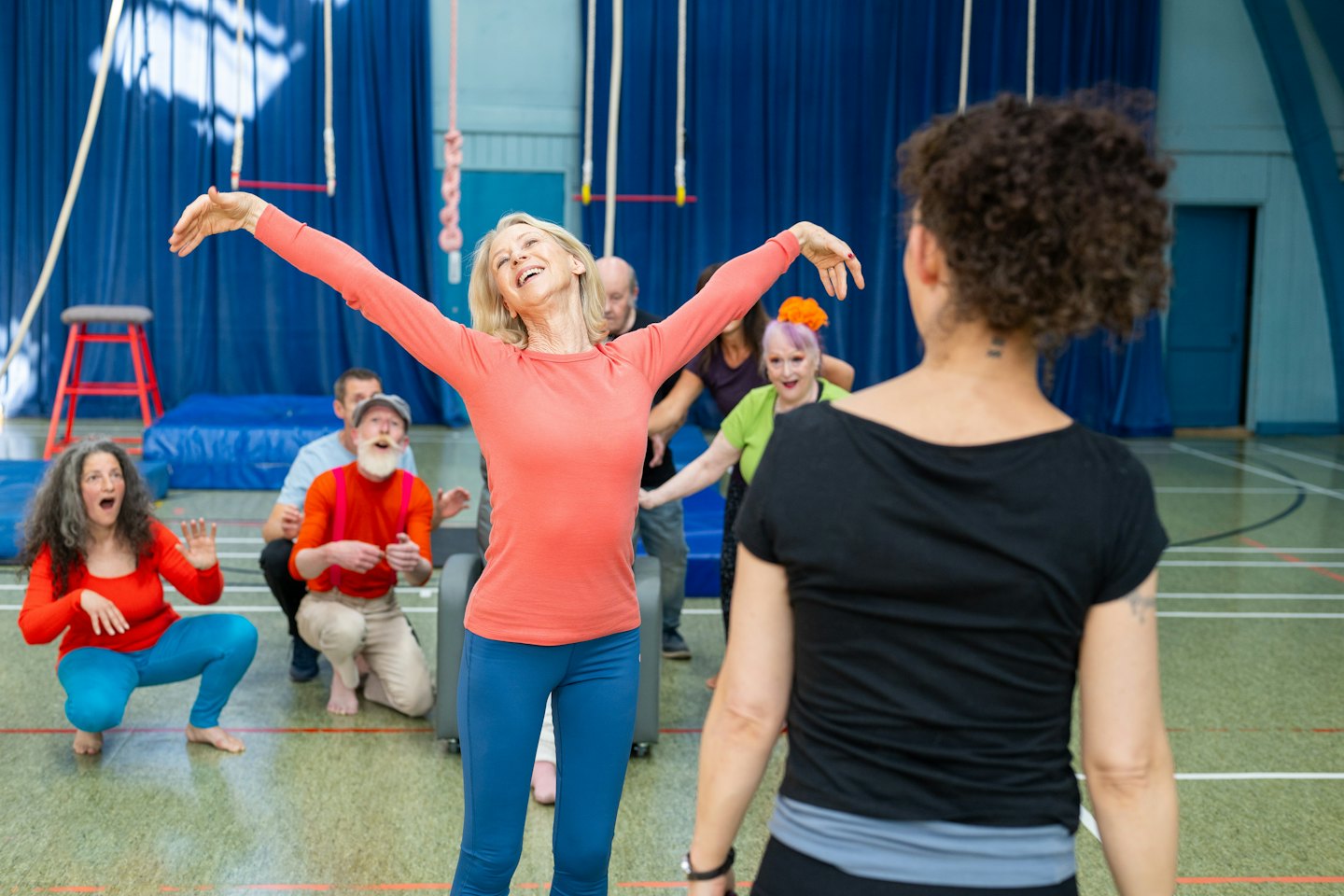 Un groupe diversifié d'adultes profite d'un cours de fitness intérieur énergique ensemble.