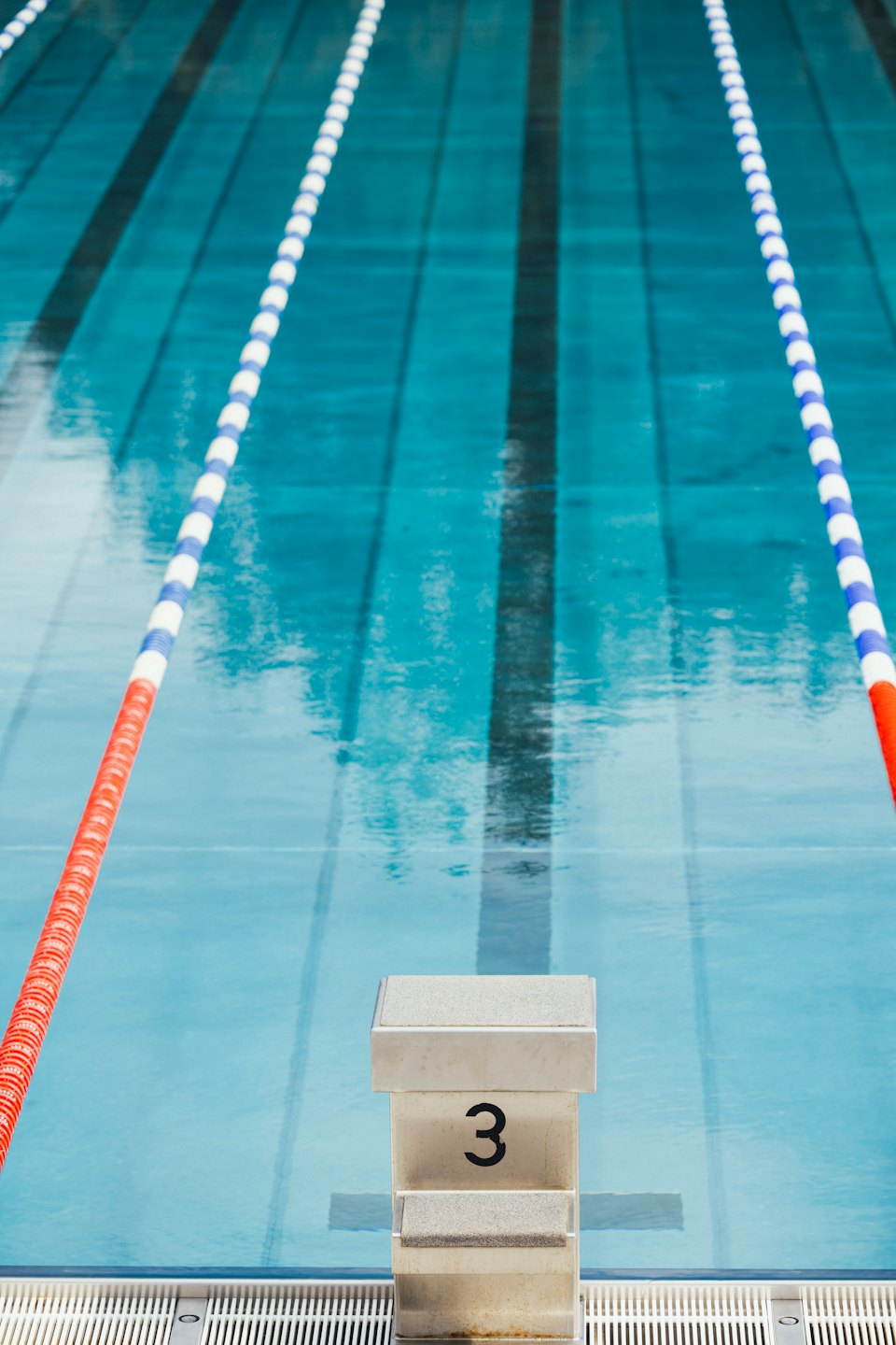 Couloir de piscine vide avec plot de départ numéro 3.